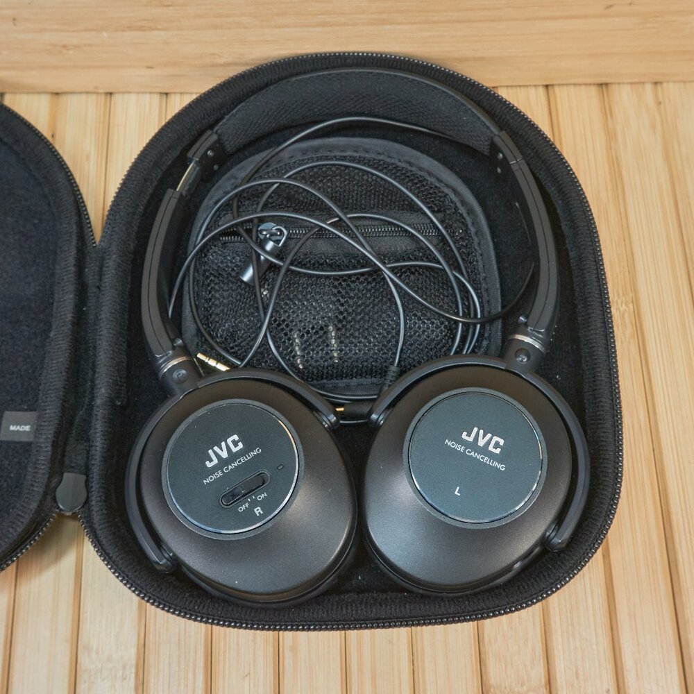 JVC HANC250 Noise Cancelling Headphones witth case - Black